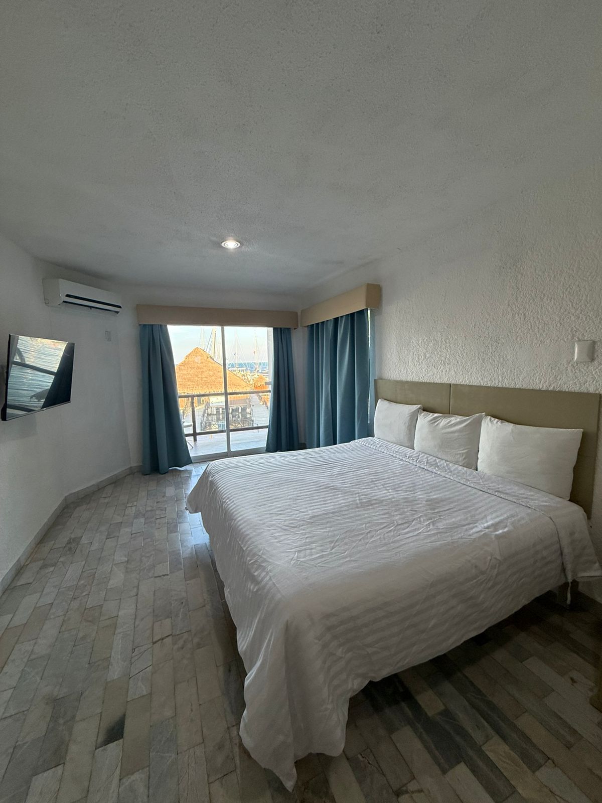 Habitación King Estándar con cama King Size y balcón con vista al Caribe en Cancún