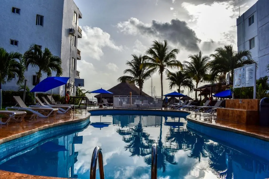 Vista aérea de alberca con acceso directo al mar Caribe en Imperial Las Perlas Cancún