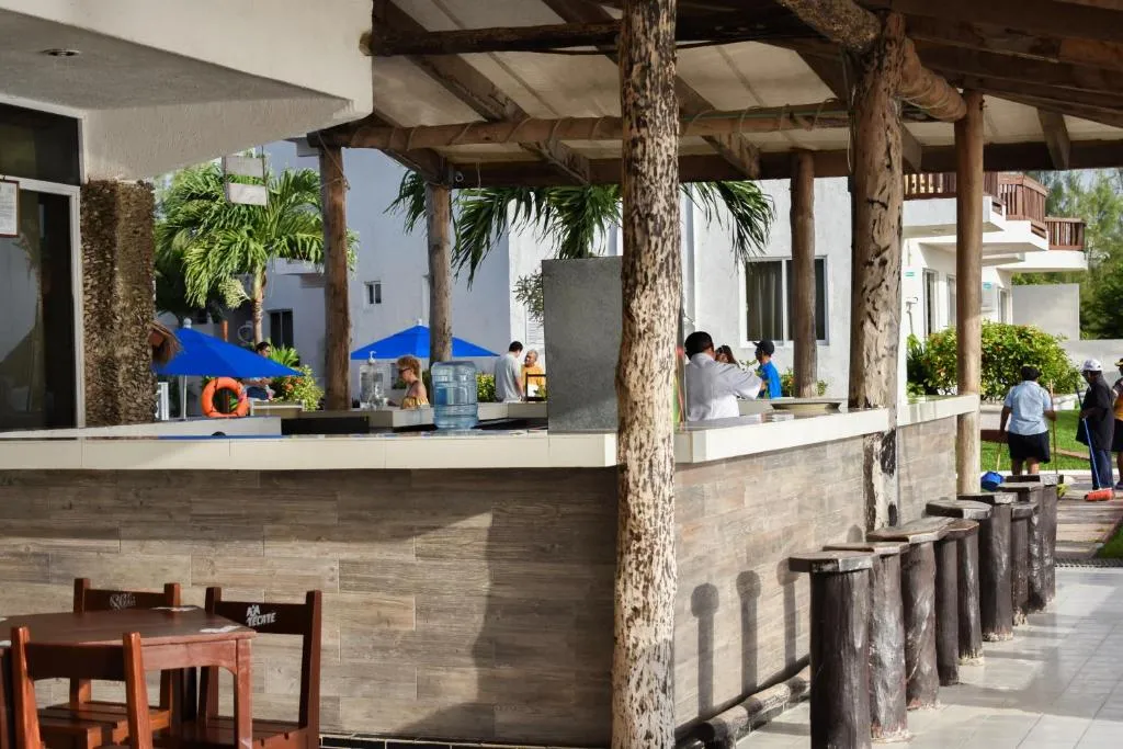 Playa privada con camastros y palapas en Imperial Las Perlas hotel frente al mar en Cancún