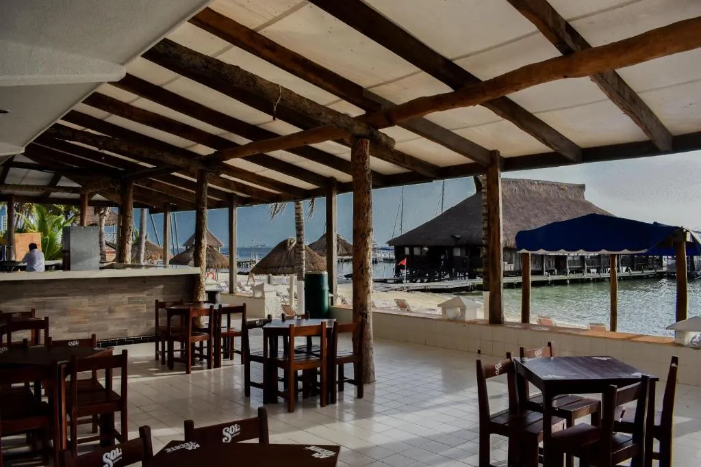 Fachada exterior de Imperial Las Perlas Hotel Todo Incluido en Zona Hotelera Cancún frente al mar