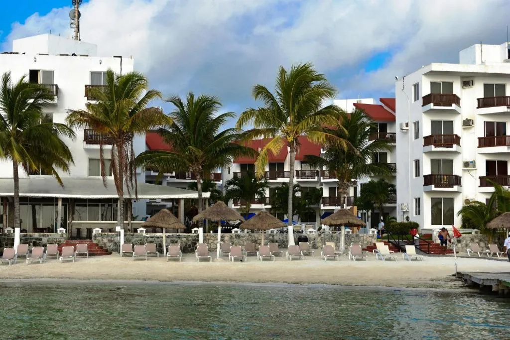 Vista panorámica de habitaciones con balcones frente al mar Caribe en hotel Imperial Las Perlas