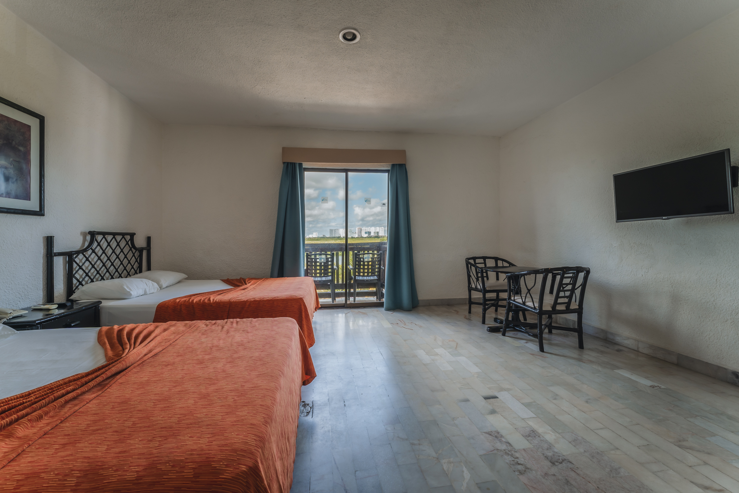 Habitación Doble Estándar con dos camas dobles y vista al mar en Hotel Imperial Las Perlas Cancún